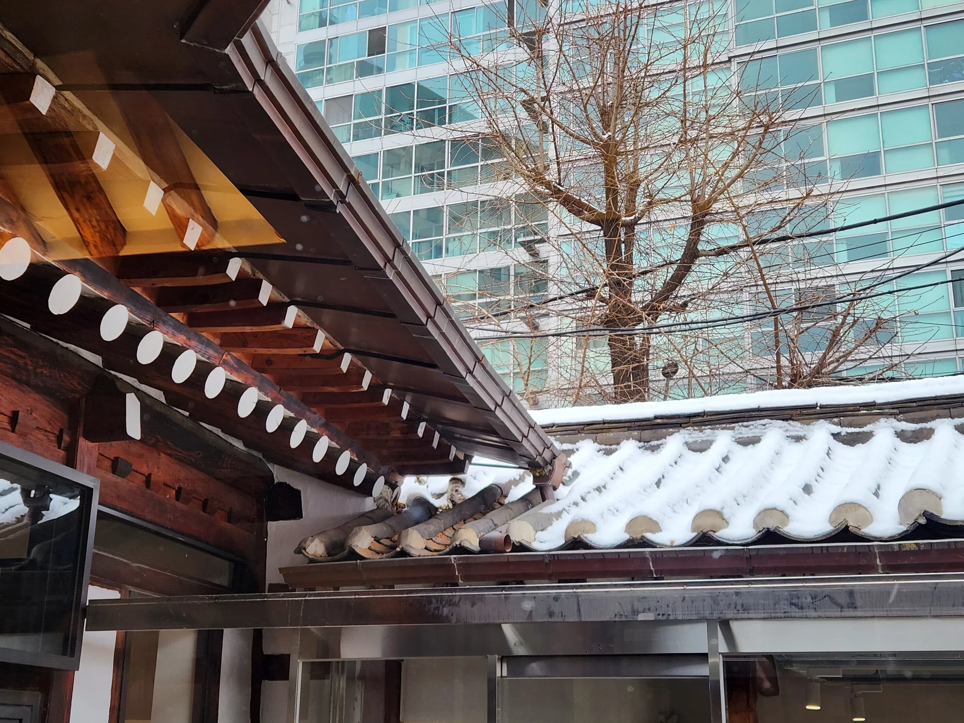 Explore Korea's architectural landscape through stunning phone wallpapers that span centuries of design. From the sleek glass curtain walls of Gangnam's skyscrapers to the raw concrete forms of brutalist apartment complexes, these images capture how Korea blends cutting-edge modernity with bold structural expression.

Look closer and you'll discover geometric patterns in subway station ceilings, sweeping curves of the Dongdaemun Design Plaza, and the quiet symmetry of traditional gate structures standing beside high-rises. Whether you're drawn to minimalist Korean design or dramatic urban geometry, these free aesthetic wallpapers transform your phone background into a gallery of architectural photography., Sajik-ro 8-gil, Sajik-dong, Seoul — Free Korean aesthetic wallpaper