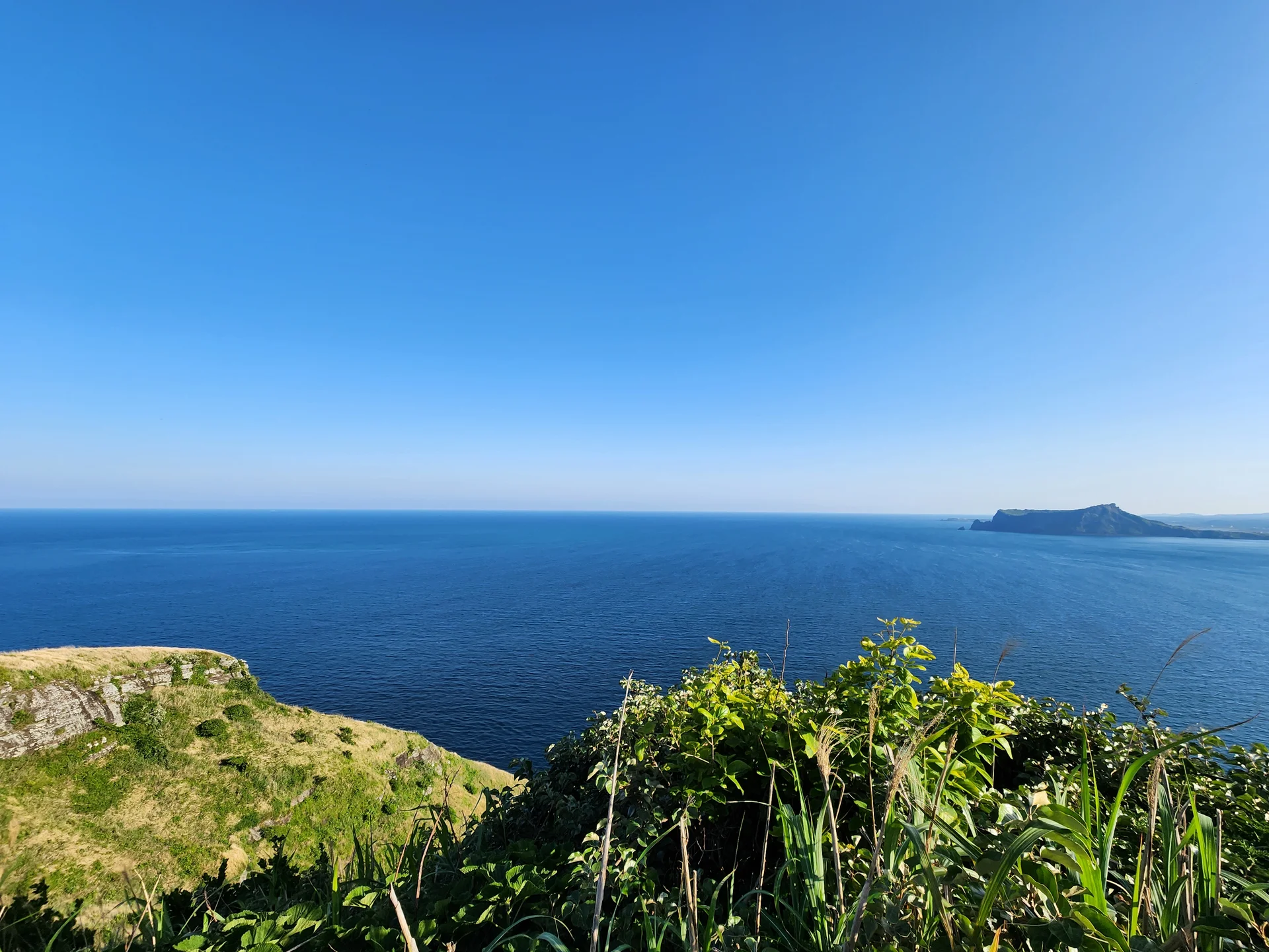 Immerse your screen in the untouched beauty of Korea's natural world. These Korean wallpapers feature sweeping countryside fields blanketed in green, hidden valleys where morning mist clings to the hillsides, and winding streams cutting through rocky terrain. Each photo captures the raw, peaceful energy that makes Korea's landscapes so distinctive.

From the volcanic plains of Jeju Island to the lush wetlands of Suncheon Bay, this collection showcases nature in every mood — dramatic storm clouds rolling over ridgelines, golden sunlight filtering through canopy gaps, and wildflower meadows stretching toward distant peaks. Download these aesthetic phone backgrounds for free and bring a moment of Korean tranquility to your daily life., Yeonpyeong-ri, Jeju — Free Korean aesthetic wallpaper