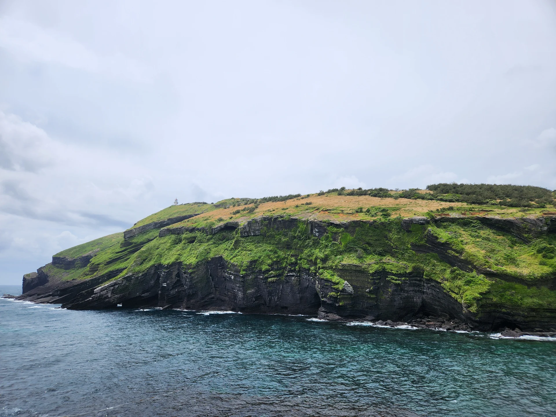 Immerse your screen in the untouched beauty of Korea's natural world. These Korean wallpapers feature sweeping countryside fields blanketed in green, hidden valleys where morning mist clings to the hillsides, and winding streams cutting through rocky terrain. Each photo captures the raw, peaceful energy that makes Korea's landscapes so distinctive.

From the volcanic plains of Jeju Island to the lush wetlands of Suncheon Bay, this collection showcases nature in every mood — dramatic storm clouds rolling over ridgelines, golden sunlight filtering through canopy gaps, and wildflower meadows stretching toward distant peaks. Download these aesthetic phone backgrounds for free and bring a moment of Korean tranquility to your daily life., Udohaean-gil, Jeju — Free Korean aesthetic wallpaper