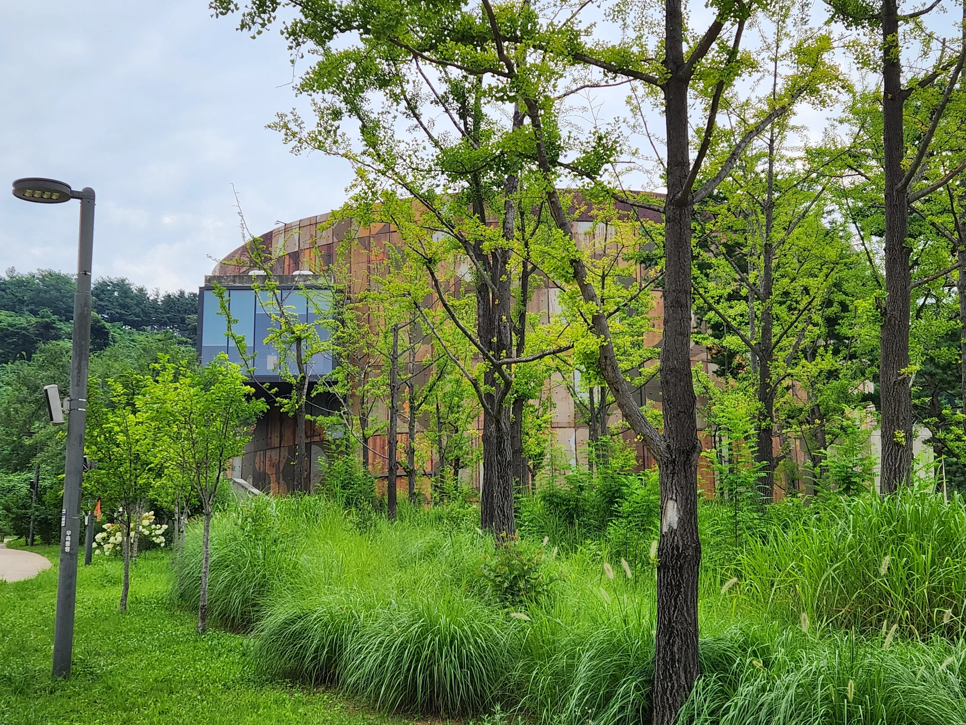 Explore Korea's architectural landscape through stunning phone wallpapers that span centuries of design. From the sleek glass curtain walls of Gangnam's skyscrapers to the raw concrete forms of brutalist apartment complexes, these images capture how Korea blends cutting-edge modernity with bold structural expression.

Look closer and you'll discover geometric patterns in subway station ceilings, sweeping curves of the Dongdaemun Design Plaza, and the quiet symmetry of traditional gate structures standing beside high-rises. Whether you're drawn to minimalist Korean design or dramatic urban geometry, these free aesthetic wallpapers transform your phone background into a gallery of architectural photography., Seongsan 2(i)-dong, Seoul — Free Korean aesthetic wallpaper