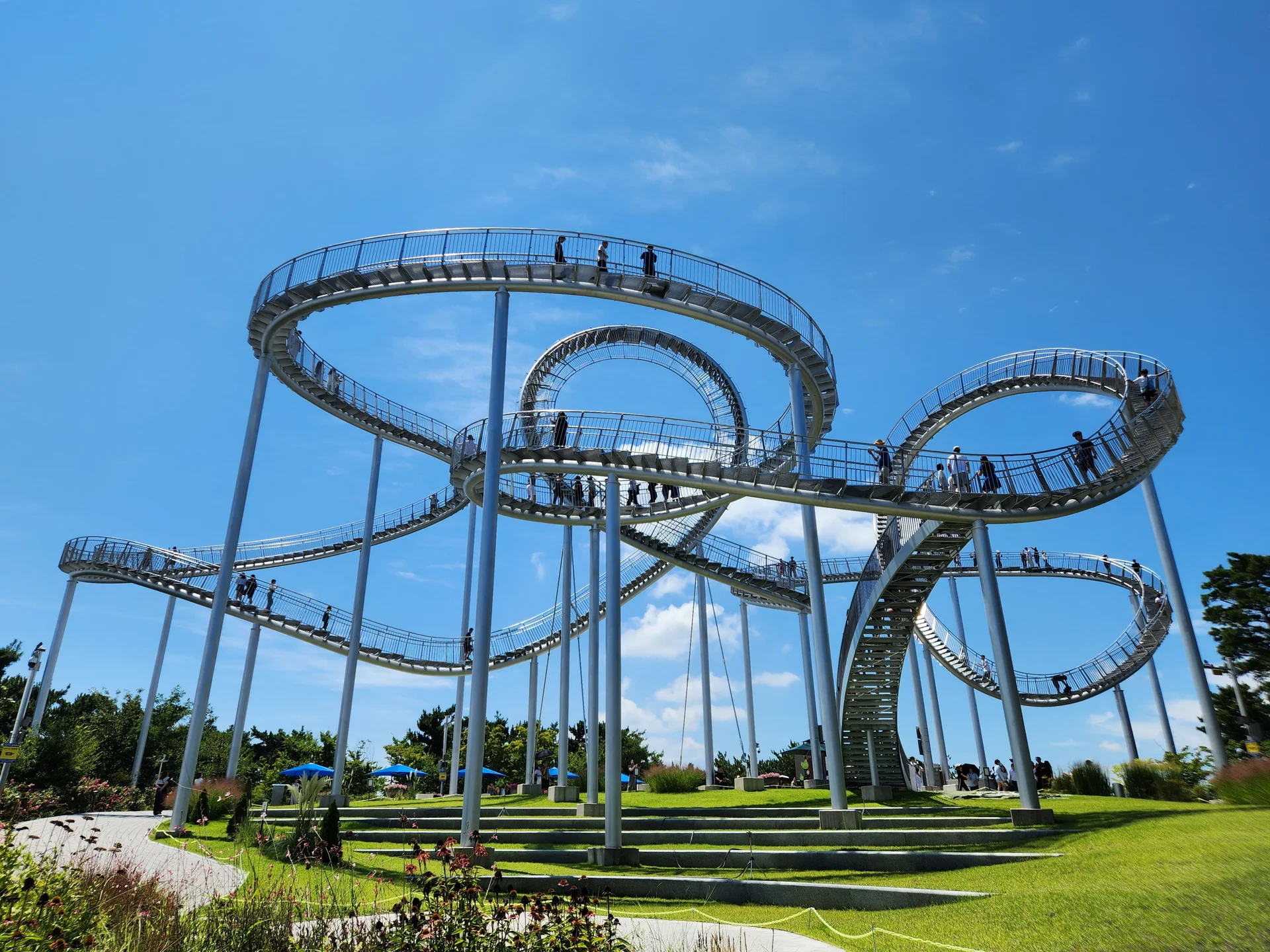 Explore Korea's architectural landscape through stunning phone wallpapers that span centuries of design. From the sleek glass curtain walls of Gangnam's skyscrapers to the raw concrete forms of brutalist apartment complexes, these images capture how Korea blends cutting-edge modernity with bold structural expression.

Look closer and you'll discover geometric patterns in subway station ceilings, sweeping curves of the Dongdaemun Design Plaza, and the quiet symmetry of traditional gate structures standing beside high-rises. Whether you're drawn to minimalist Korean design or dramatic urban geometry, these free aesthetic wallpapers transform your phone background into a gallery of architectural photography., 해안로241번길, Duho-dong, Pohang-si — Free Korean aesthetic wallpaper