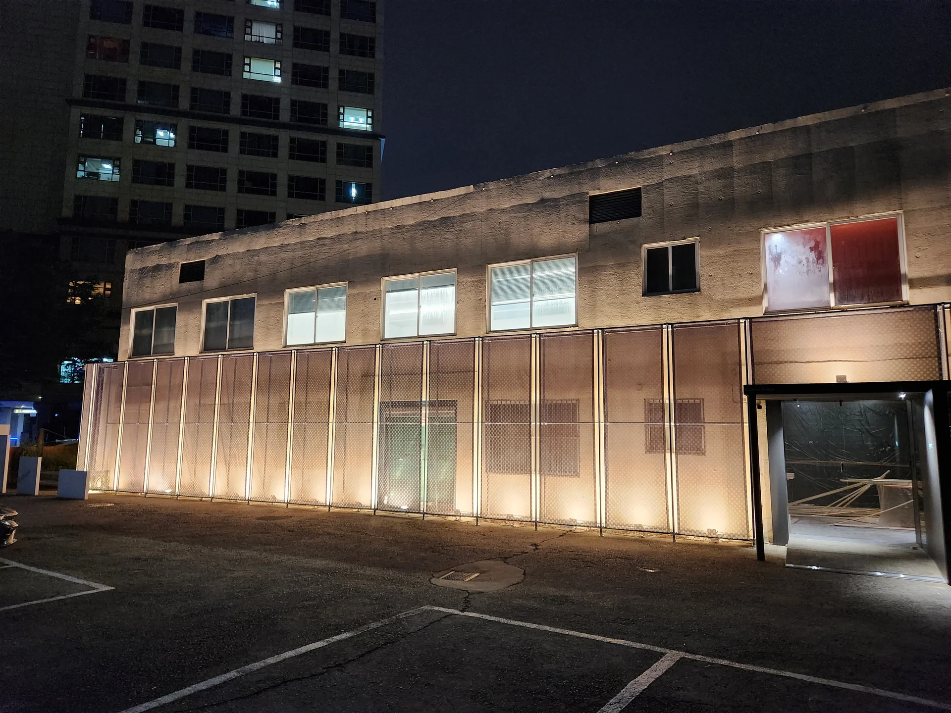 Light up your phone with the electric energy of Seoul after dark. These Korean nightscape wallpapers capture the city at its most cinematic — neon signage stacking up narrow alleyways, glowing street food stalls sending steam into cold night air, illuminated bridges spanning the Han River, and the shimmering towers of Gangnam reflected in rain-wet streets.

Seoul's nighttime personality is bold, colorful, and endlessly photogenic. You'll find the moody glow of Itaewon bars, the cyberpunk atmosphere of Euljiro's industrial blocks, and panoramic cityscapes from hilltop viewpoints where the city stretches to the horizon in every direction. Free download these aesthetic Seoul night wallpapers for a phone background that pulses with urban energy., Hangang-daero 49-gil, Hangangno-dong, Seoul — Free Korean aesthetic wallpaper