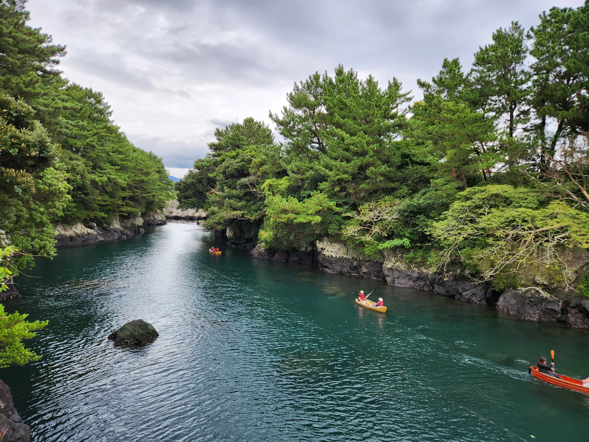 Bring the Korean coastline to your phone with these breathtaking ocean wallpapers. Korea is surrounded by water on three sides, and this collection captures it all — the turquoise shallows of Jeju's beaches, dramatic basalt cliffs plunging into the East Sea, tranquil fishing harbors at dawn, and endless Pacific horizons glowing under golden light.

These photos feature crashing waves against volcanic rock formations, serene island silhouettes at sunset, lighthouse beacons cutting through coastal fog, and the mirror-still surface of sheltered bays reflecting cotton-candy skies. Download these free Korean sea wallpapers for an aesthetic phone background that carries the calm and power of the ocean wherever you go., 쇠소깍로, Hahyo-dong, Hyodon-dong, Seogwipo-si — Free Korean aesthetic wallpaper