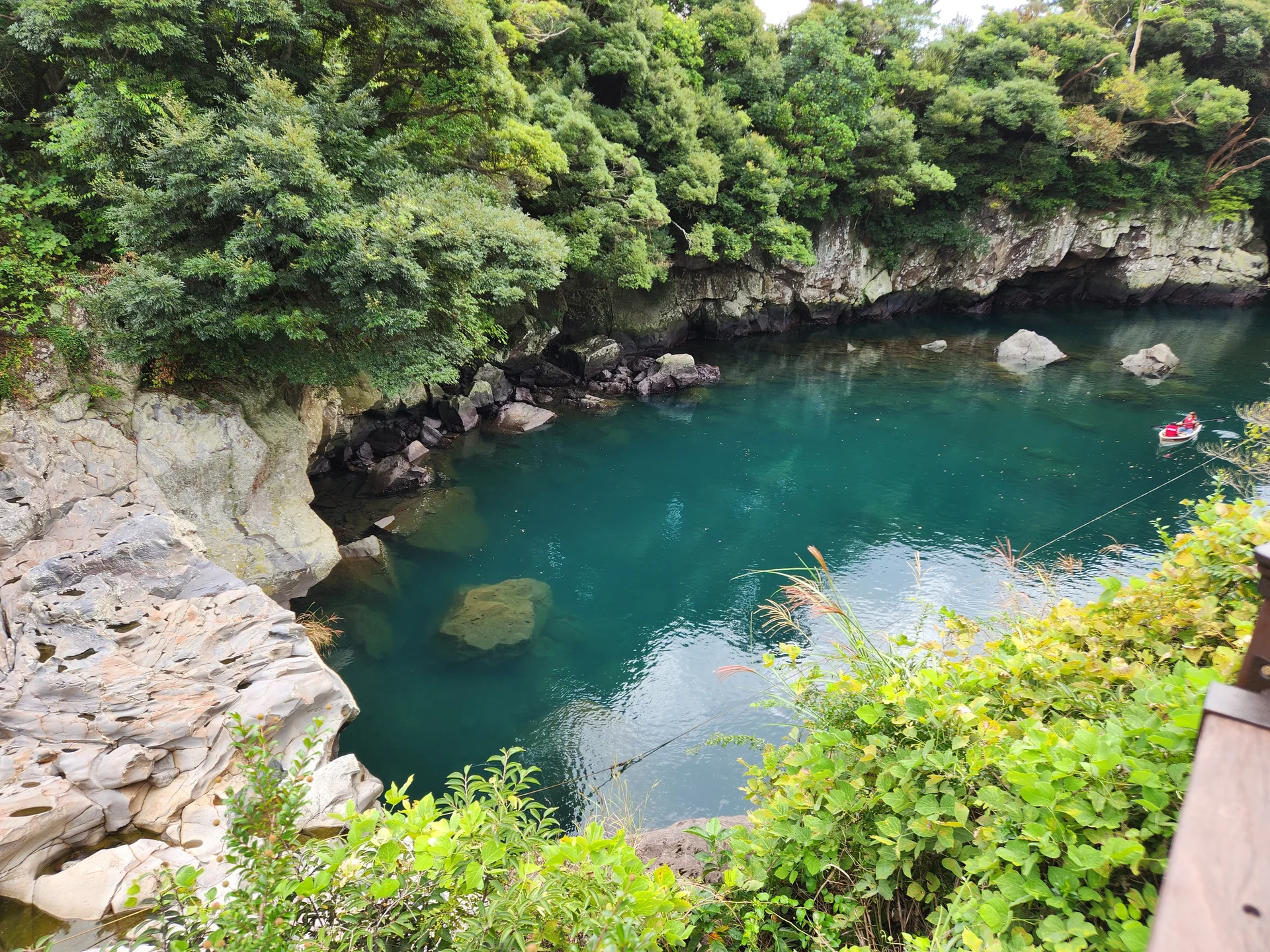 Immerse your screen in the untouched beauty of Korea's natural world. These Korean wallpapers feature sweeping countryside fields blanketed in green, hidden valleys where morning mist clings to the hillsides, and winding streams cutting through rocky terrain. Each photo captures the raw, peaceful energy that makes Korea's landscapes so distinctive.

From the volcanic plains of Jeju Island to the lush wetlands of Suncheon Bay, this collection showcases nature in every mood — dramatic storm clouds rolling over ridgelines, golden sunlight filtering through canopy gaps, and wildflower meadows stretching toward distant peaks. Download these aesthetic phone backgrounds for free and bring a moment of Korean tranquility to your daily life., 쇠소깍로, Hahyo-dong, Hyodon-dong, Seogwipo-si — Free Korean aesthetic wallpaper