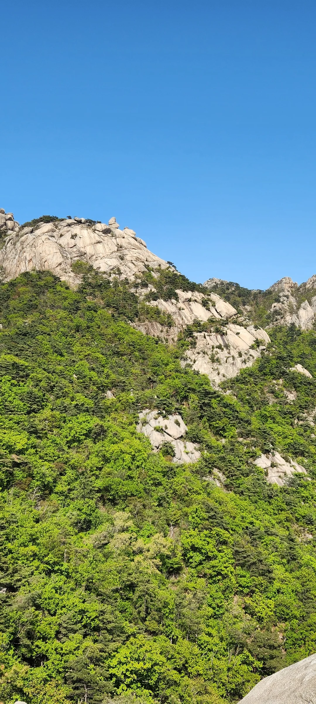 Set your phone against the majestic backdrop of Korea's mountain ranges. The Korean peninsula is nearly 70% mountainous, and these wallpapers celebrate that dramatic terrain — jagged granite peaks rising above the clouds, ancient fortress walls tracing ridgelines, and forest trails disappearing into autumn-colored valleys.

From the iconic rocky summits of Bukhansan in Seoul to the remote alpine meadows of Seoraksan, each image captures the scale and serenity of Korean mountain landscapes across all four seasons. Snow-dusted winter peaks, spring azalea blooms on hillsides, summer greenery, and fiery fall foliage are all here. Free download these aesthetic mountain wallpapers and carry Korea's highland grandeur in your pocket., 통천문, Pyeongchang-dong, Seoul — Free Korean aesthetic wallpaper