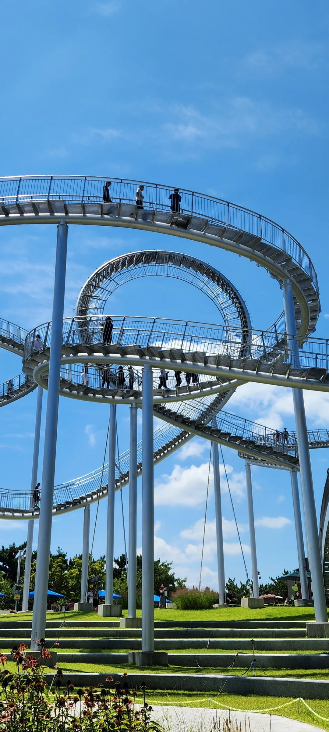 Explore Korea's architectural landscape through stunning phone wallpapers that span centuries of design. From the sleek glass curtain walls of Gangnam's skyscrapers to the raw concrete forms of brutalist apartment complexes, these images capture how Korea blends cutting-edge modernity with bold structural expression.

Look closer and you'll discover geometric patterns in subway station ceilings, sweeping curves of the Dongdaemun Design Plaza, and the quiet symmetry of traditional gate structures standing beside high-rises. Whether you're drawn to minimalist Korean design or dramatic urban geometry, these free aesthetic wallpapers transform your phone background into a gallery of architectural photography., 해안로241번길, Duho-dong, Pohang-si — Free Korean aesthetic wallpaper