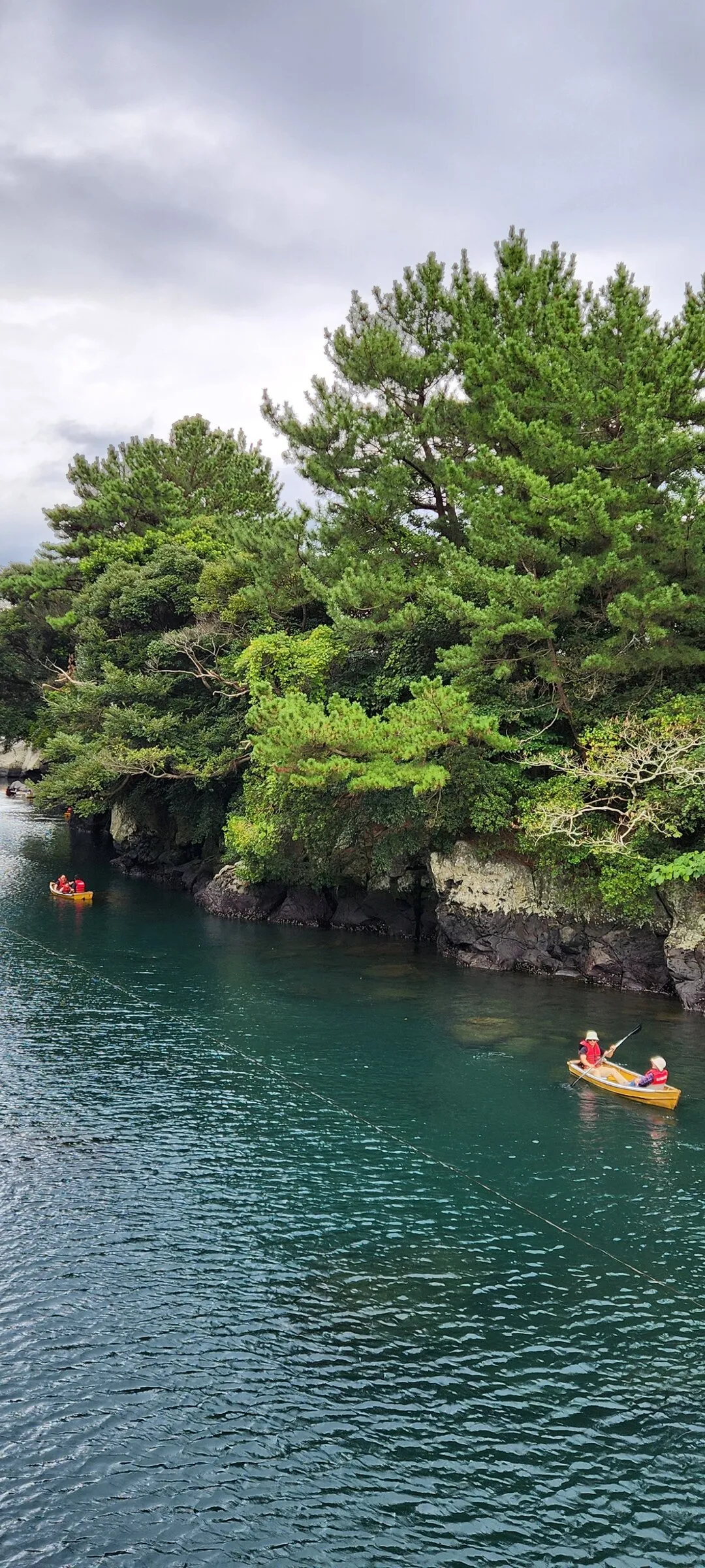 Bring the Korean coastline to your phone with these breathtaking ocean wallpapers. Korea is surrounded by water on three sides, and this collection captures it all — the turquoise shallows of Jeju's beaches, dramatic basalt cliffs plunging into the East Sea, tranquil fishing harbors at dawn, and endless Pacific horizons glowing under golden light.

These photos feature crashing waves against volcanic rock formations, serene island silhouettes at sunset, lighthouse beacons cutting through coastal fog, and the mirror-still surface of sheltered bays reflecting cotton-candy skies. Download these free Korean sea wallpapers for an aesthetic phone background that carries the calm and power of the ocean wherever you go., 쇠소깍로, Hahyo-dong, Hyodon-dong, Seogwipo-si — Free Korean aesthetic wallpaper