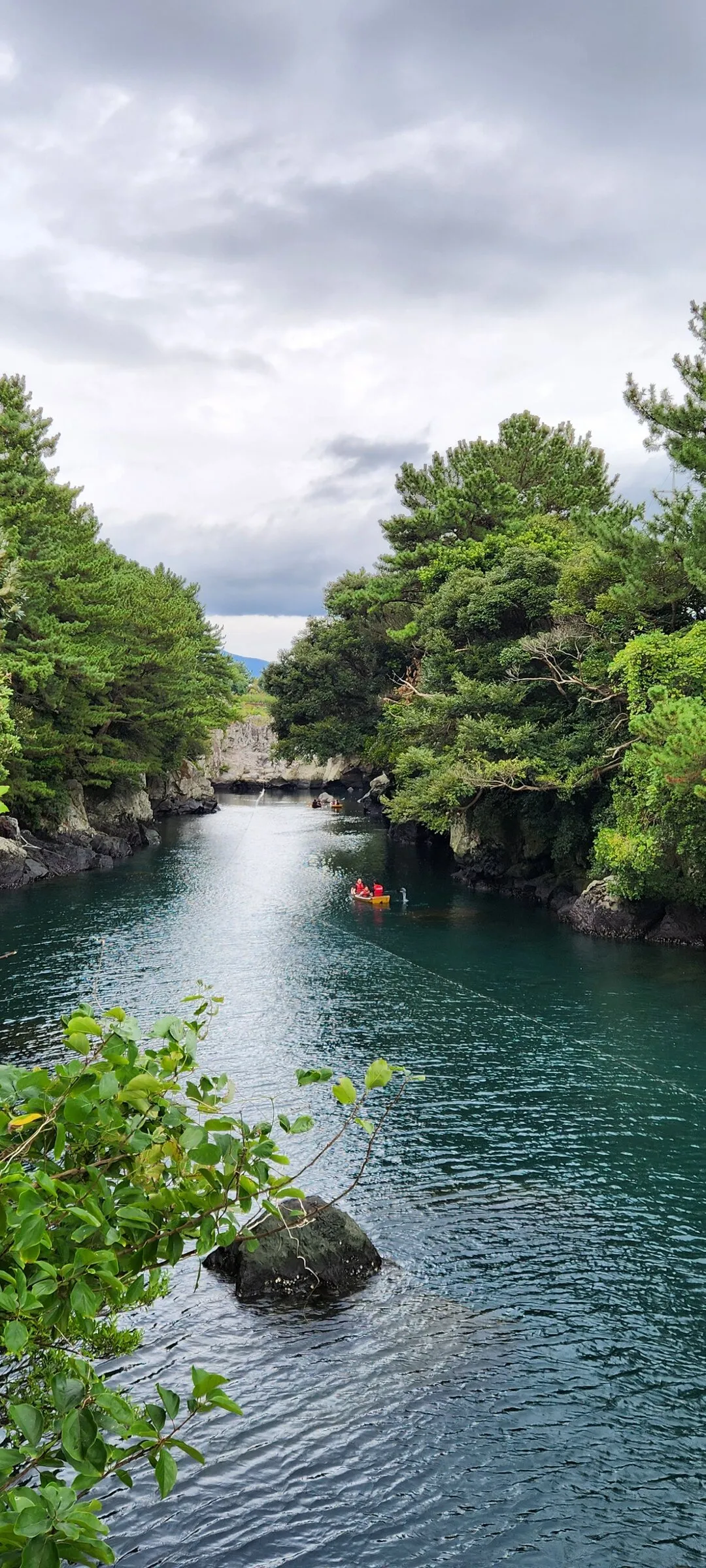 Bring the Korean coastline to your phone with these breathtaking ocean wallpapers. Korea is surrounded by water on three sides, and this collection captures it all — the turquoise shallows of Jeju's beaches, dramatic basalt cliffs plunging into the East Sea, tranquil fishing harbors at dawn, and endless Pacific horizons glowing under golden light.

These photos feature crashing waves against volcanic rock formations, serene island silhouettes at sunset, lighthouse beacons cutting through coastal fog, and the mirror-still surface of sheltered bays reflecting cotton-candy skies. Download these free Korean sea wallpapers for an aesthetic phone background that carries the calm and power of the ocean wherever you go., 쇠소깍로, Hahyo-dong, Hyodon-dong, Seogwipo-si — Free Korean aesthetic wallpaper
