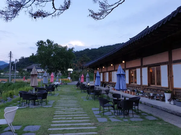 Korean hanok & cafe-culture aesthetic wallpaper for phone