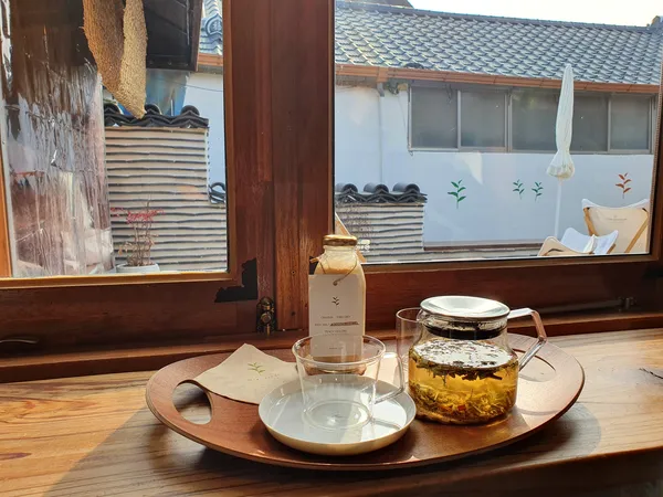 Korean cafe-culture & hanok aesthetic wallpaper for phone
