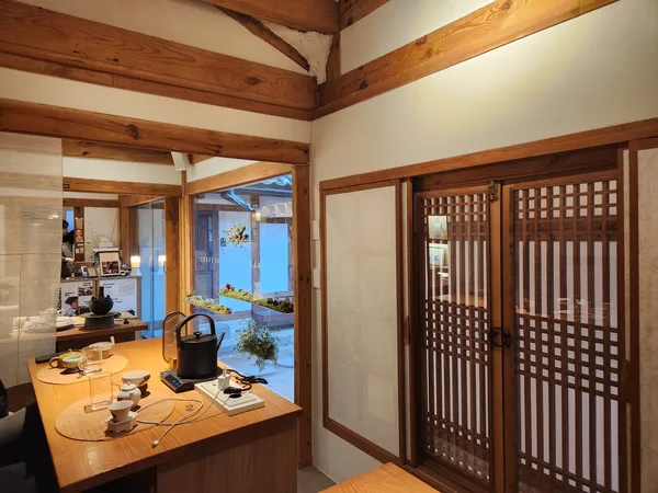 Korean hanok & cafe-culture aesthetic wallpaper for phone