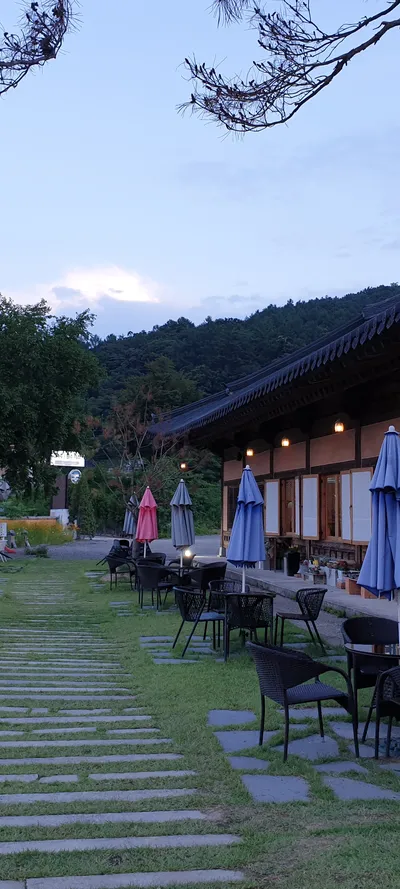 Korean hanok & cafe-culture aesthetic wallpaper for phone