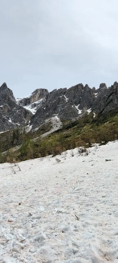 山・トレイル・雪景色の旅の壁紙