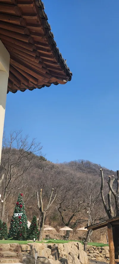 Korean hanok & mountain & nature aesthetic wallpaper for phone