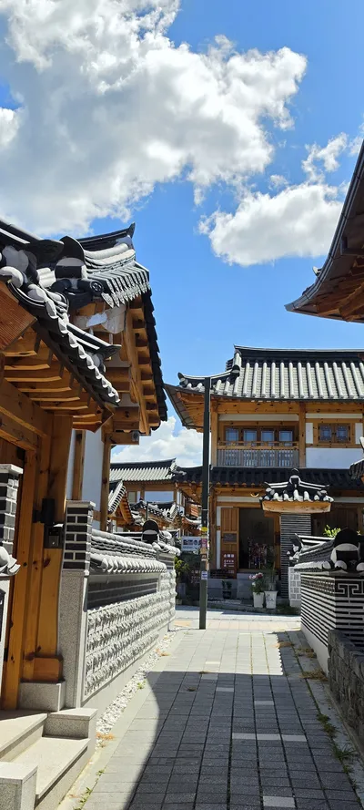 Korean Hanok & Alleyways & Architecture aesthetic wallpaper for phone