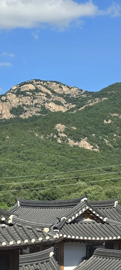 韓国の韓屋・山・トレイル・建築の無料壁紙